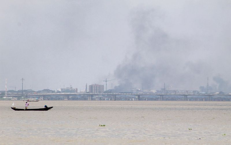 © Reuters. Smoke rises from Lagos mainland