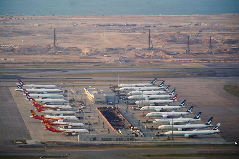 © Reuters. Aircrafts of Hong Kong Airlines, Cathay Pacific and its regional brand Cathay Dragon are parked on the tarmac at an airport in Hong Kong