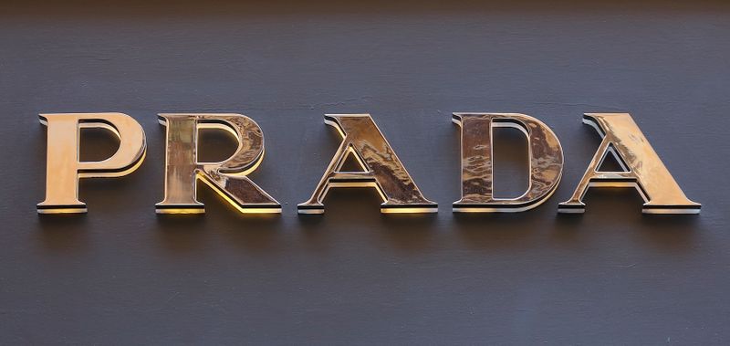 &copy; Reuters. Logo Prada davanti a un negozio in centro a Roma