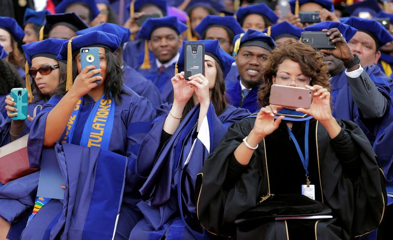 © Reuters. FILE PHOTO: Students photograph U.S. President Barack Obama with their phones as he delivers the commencement address to the 2016 graduating class of Howard University in Washington