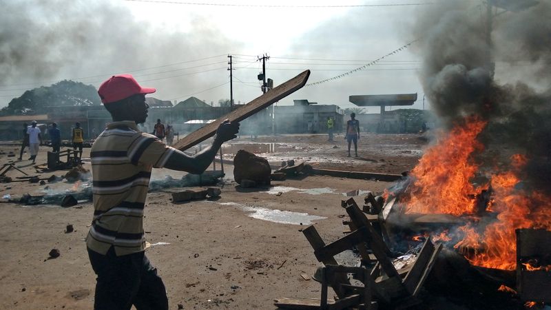 © Reuters. One killed in clashes as Guinea awaits result of presidential election