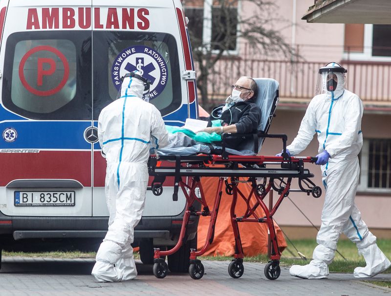 © Reuters. Medics bring a patient suspected of coronavirus disease (COVID-19) case, to a hospital in Bialystok