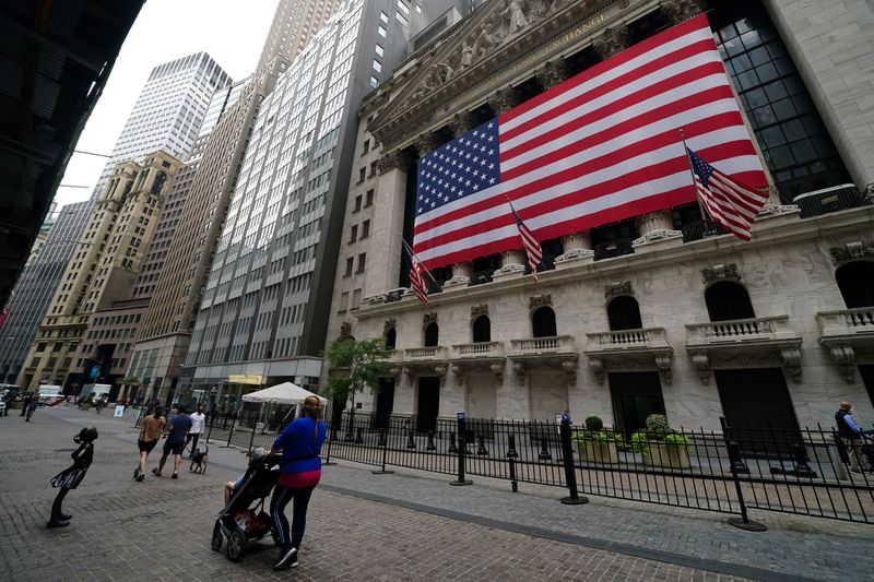 &copy; Reuters. Alcuni passanti presso il quartiere finanziario di Wall Street a New York, 9 settembre 2020