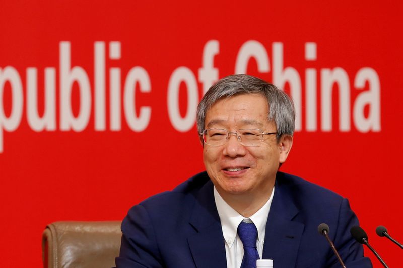 &copy; Reuters. Imagen de archivo del gobernador del Banco Popular de China (PBOC), Yi Gang, participando de una conferencia de prensa sobre el desarrollo económico de China antes del aniversario 70 de su fundación, en Pekín