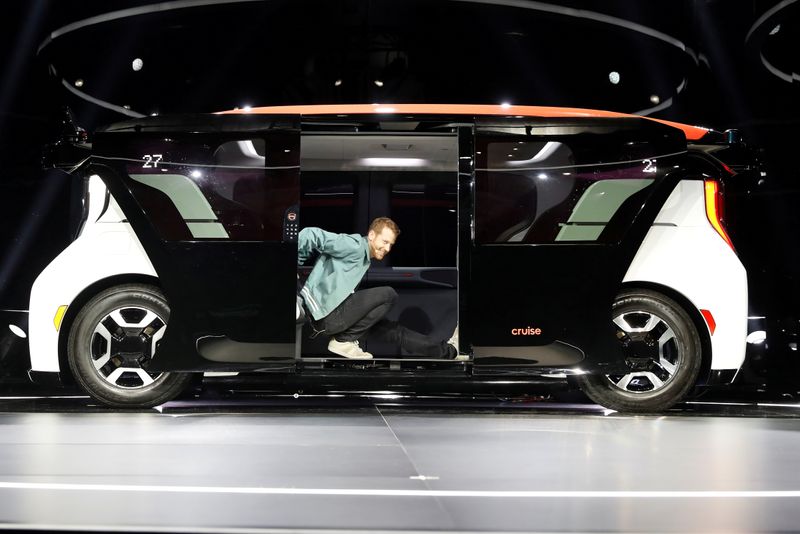 © Reuters. FILE PHOTO: Cruise CTO Kyle Vogt stretches inside a Cruise Origin autonomous vehicle during its unveiling in San Francisco