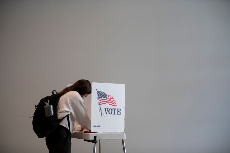 © Reuters. FILE PHOTO: Early voting begins in Michigan