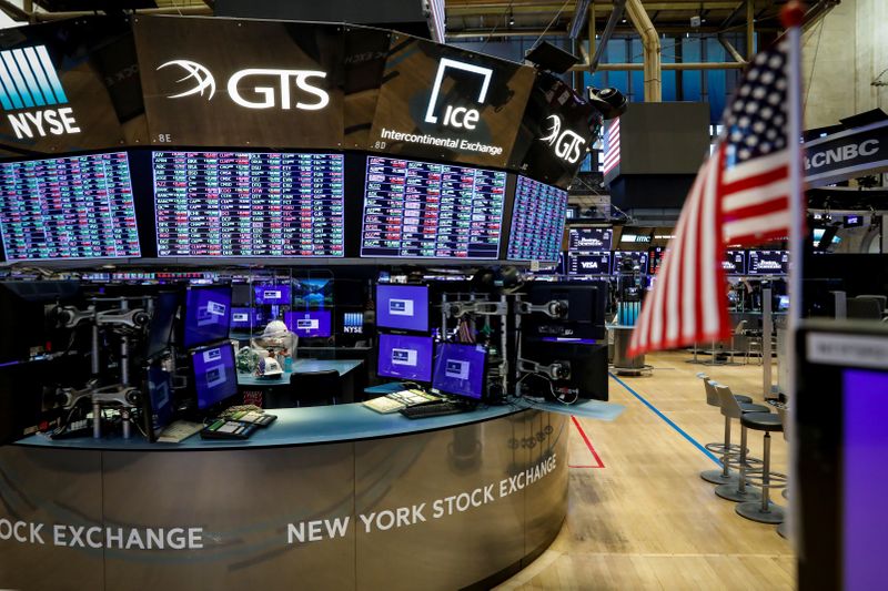 &copy; Reuters. FOTO DE ARCHIVO: La sala de comercio casi vacía en la Bolsa de Valores de Nueva York (NYSE) en Nueva York, Estados Unidos.