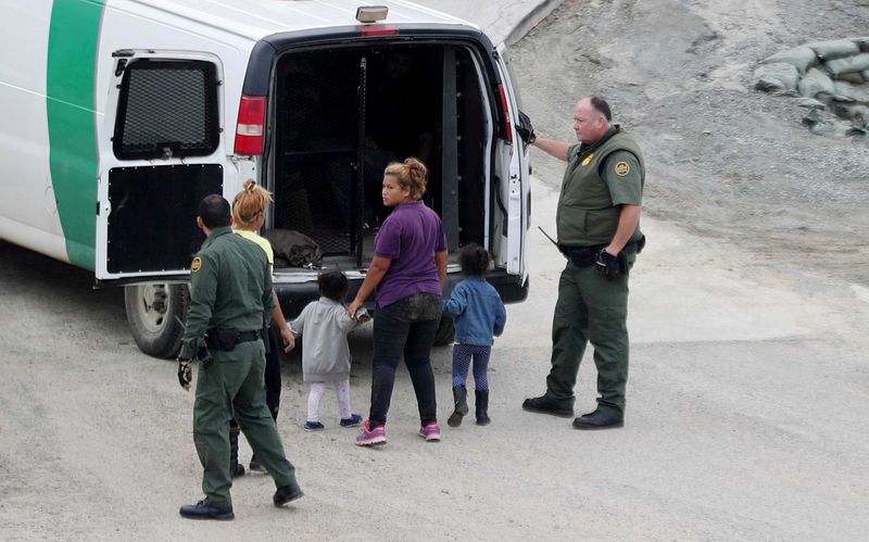 &copy; Reuters. Agentes de fronteira dos EUA detêm mulher imigrante com seus filhos em San Diego, na fronteira com o México