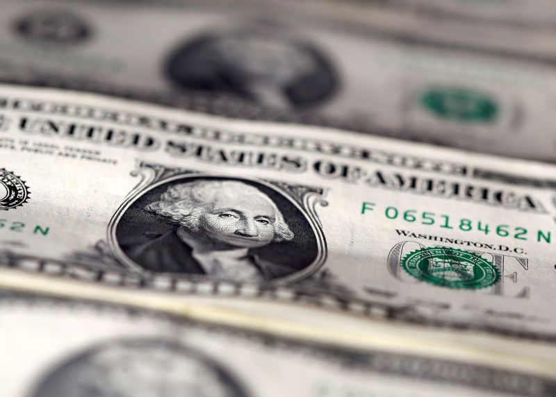 &copy; Reuters. FILE PHOTO: U.S. dollar notes are seen in this picture illustration