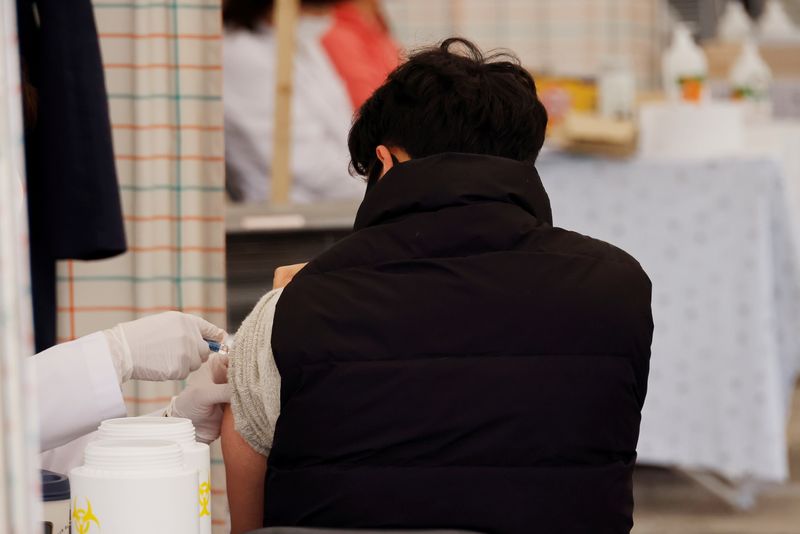 &copy; Reuters. FILE PHOTO: A man gets an influenza vaccine at a hospital in Seoul