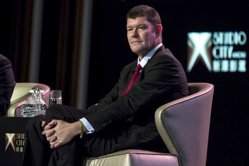 © Reuters. FILE PHOTO: Australian billionaire James Packer, co-chairman of Melco Crown Entertainment, attends a news conference at Melco Crown's Studio City in Macau, China