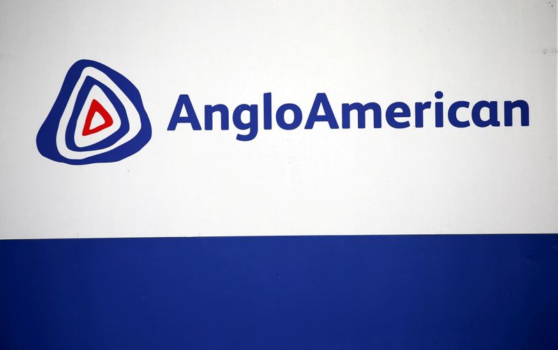 &copy; Reuters. FILE PHOTO: The Anglo American logo is seen in Rusternburg.