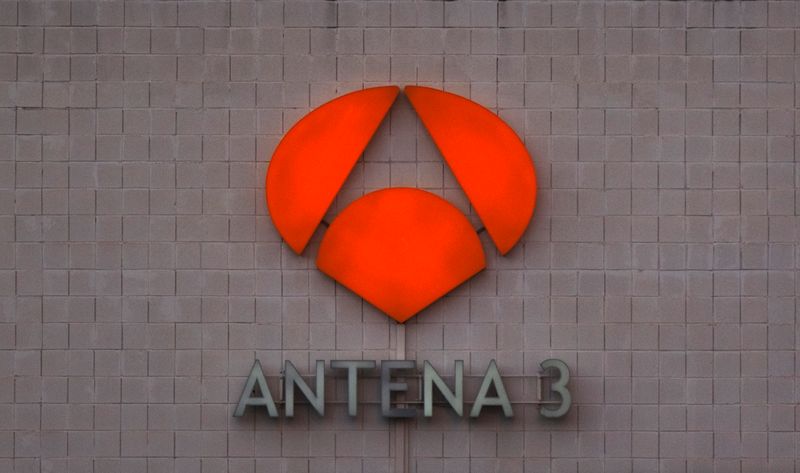 &copy; Reuters. FOTO DE ARCHIVO: El logo del canal de televisión Antena 3 en su sede de San Sebastián de los Reyes