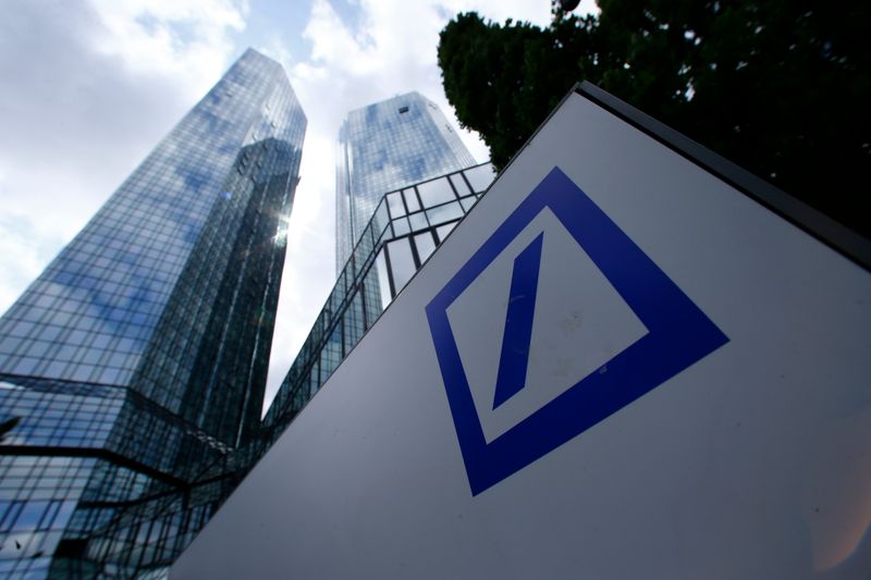&copy; Reuters. Logo di Deutsche Bank davanti alla sede di Francoforte