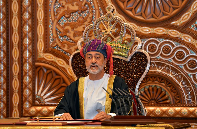 © Reuters. سلطان عمان يقر خطة للتوازن المالي لتنويع مصادر الدخل