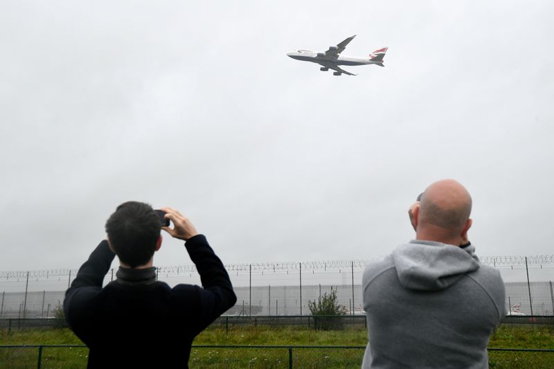 &copy; Reuters. FILE PHOTO: British Airways Boeing 747 leaves London Heathrow airport