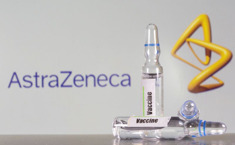 &copy; Reuters. Tubo de ensaio rotulado como de vacina em frente ao logo da AstraZeneca