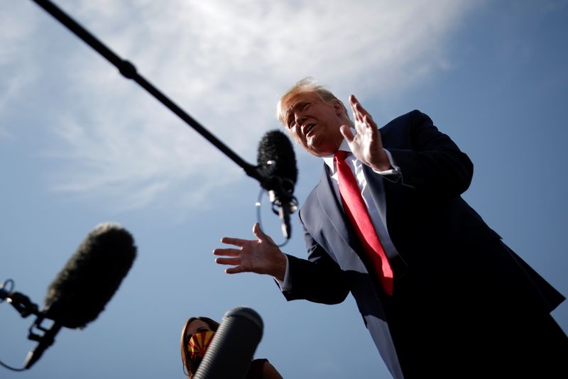 &copy; Reuters. El presidente de EEUU, Donald Trump, habla con periodistas tras llegar al Phoenix Sky Harbor International Airport en Phoenix, Arizona