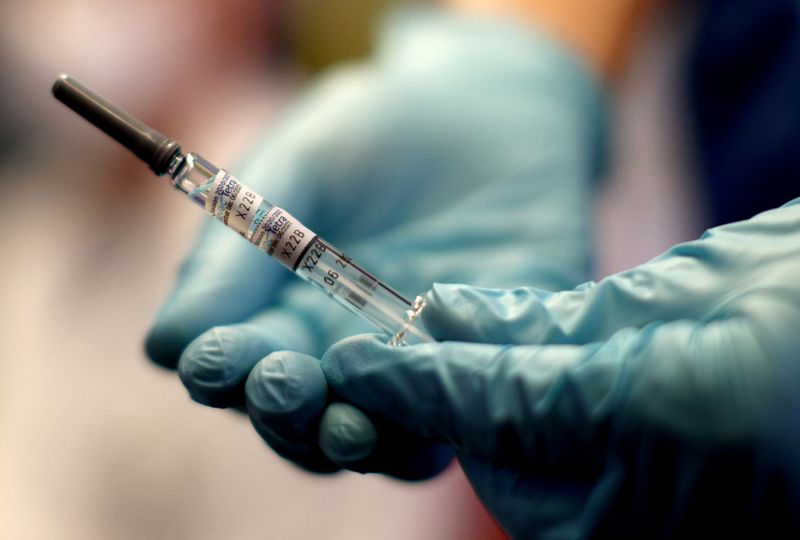 &copy; Reuters. FILE PHOTO: Free influenza vaccination programme in Vienna
