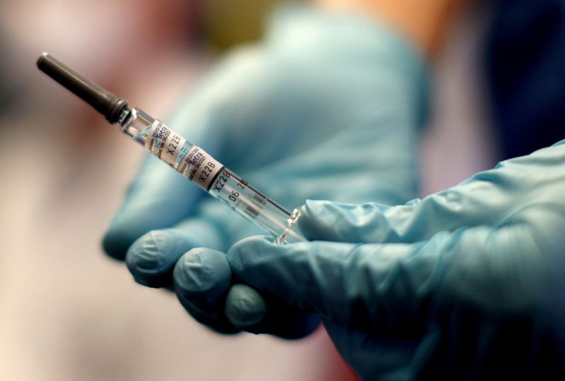 © Reuters. FILE PHOTO: Free influenza vaccination programme in Vienna