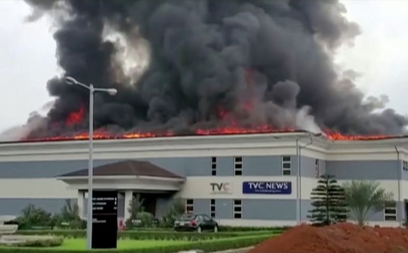 &copy; Reuters. Sede de emissora de TV em chamas em Lagos, na Nigéria