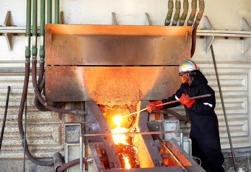 &copy; Reuters. Trabalhador em unidade da Anglo American