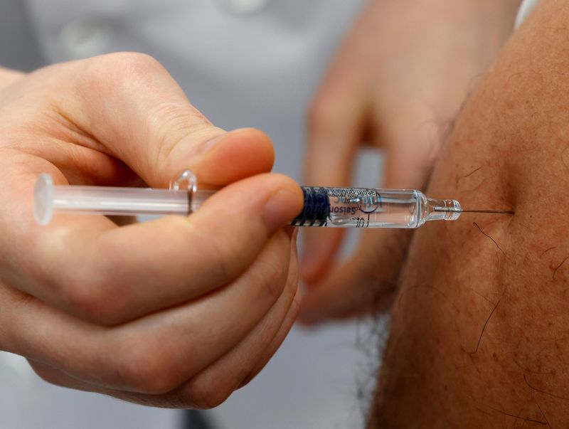 &copy; Reuters. FILE PHOTO: Start of the seasonal influenza vaccination campaign in France