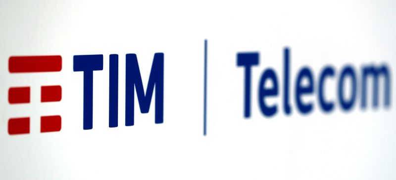 &copy; Reuters. Logo di Telecom Italia nella sede di Rozzano, nei pressi di Milano