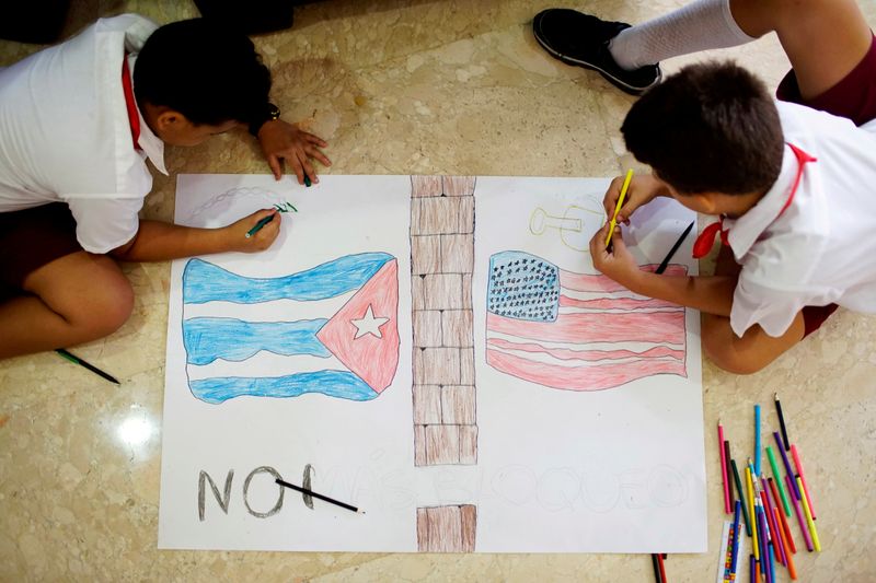 © Reuters. FILE PHOTO: Children draw flags from Cuba and the U.S. during the XIV Civil Society Forum against the 55-year-long standing U.S. economic and trade embargo against Cuba in Havana