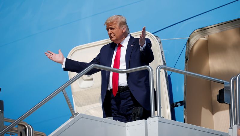 &copy; Reuters. U.S. President Trump arrives on campaign travel in Phoenix, Arizona