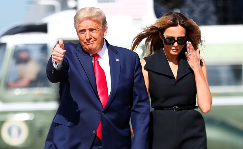 &copy; Reuters. Foto del jueves del Presidente de EEUU, Donald Trump, y la primera dama, Melania Trump, rumbo al Air Force One en Washington