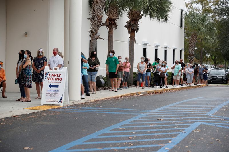 &copy; Reuters. People line up at a polling station as early voting begins in Florida