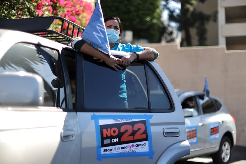 © Reuters. FILE PHOTO: Leandra Montiel, 34, joins a protest by Uber and Lyft rideshare drivers against California Proposition 22 in Los Angeles