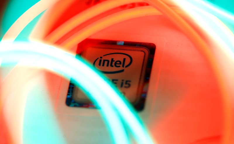 &copy; Reuters. FOTO DE ARCHIVO: El logo de Intel se ve detrás de luces LED en esta ilustración tomada el 5 de enero de 2018.