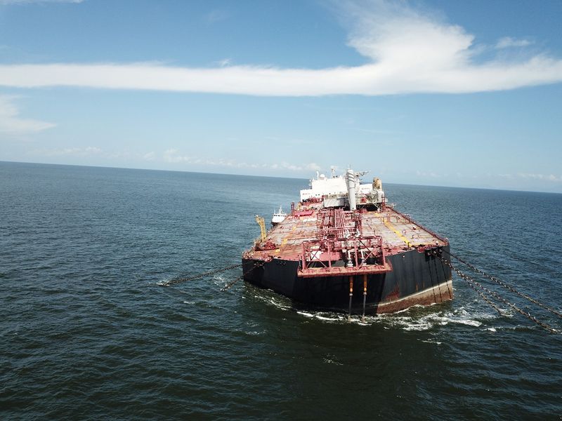 &copy; Reuters. Navio Nabarima atracado no Golfo de Paria, entre Venezuela e Trinidad e Tobago