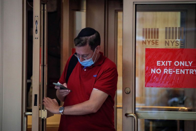 &copy; Reuters. FOTO DE ARCHIVO. Un operador sale por la puerta del 11 de Wall Street, la sede de la Bolsa de Valores de Nueva York (NYSE) en la ciudad de Nueva York