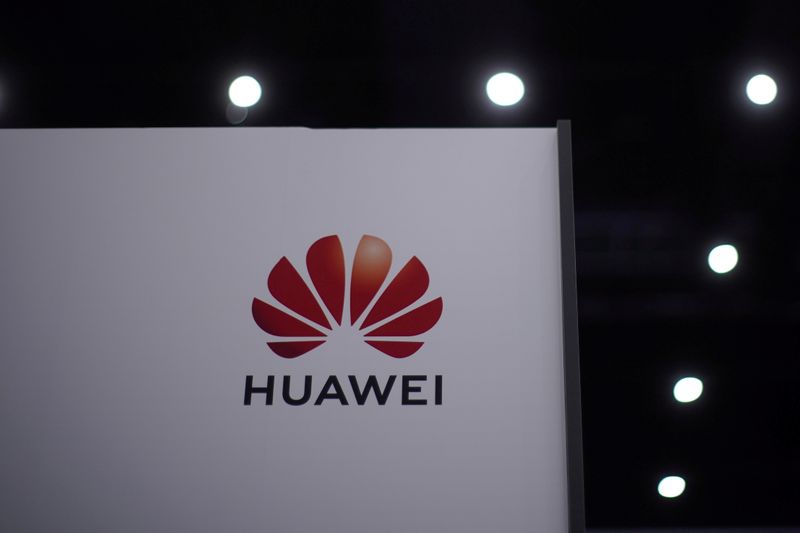 &copy; Reuters. FILE PHOTO: The Huawei logo is seen at Huawei Connect in Shanghai