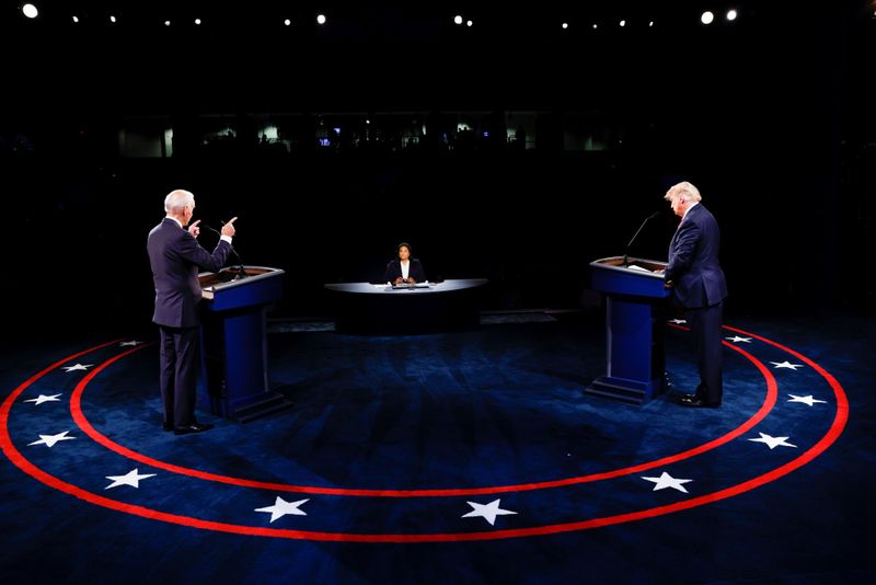 © Reuters. U.S. President Trump and Democratic presidential nominee Biden participate in second debate in Nashville, tennessee