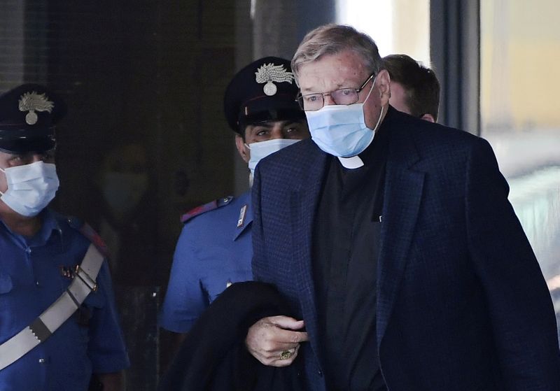 &copy; Reuters. FILE PHOTO: Former Vatican economy minister George Pell arrives at Rome&apos;s Fiumicino Airport after travelling for the first time since his acquittal on child sex abuse charges in Australia