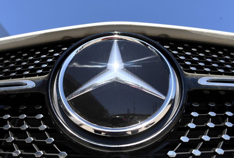 &copy; Reuters. FILE PHOTO: The Mercedes-Benz logo is seen near the Daimler headquarters, as the spread of the coronavirus disease (COVID-19) continues in Stuttgart