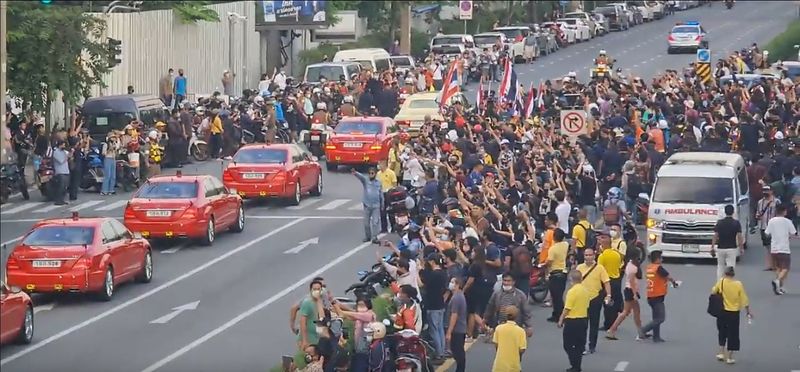 &copy; Reuters. Social media video still of the royal motorcade carrying Thailand&apos;s Queen Suthida and Prince Dipangkorn driving past a group of anti-government demonstrators in Bangkok