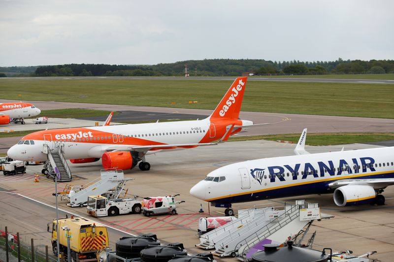 &copy; Reuters. Un aereo Ryanair e un aereo EasyJet presso l&apos;aeroporto di Luton, Regno Unito