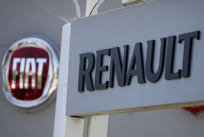 &copy; Reuters. Il logo Renault e Fiat a Nizza