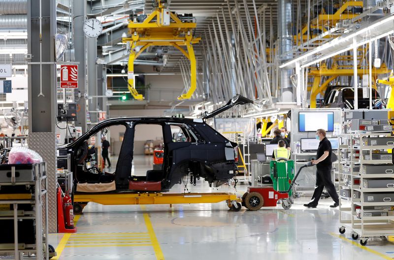© Reuters. FILE PHOTO: A technician moves the body of a Rolls-Royce Cullinan on the production line of the Rolls-Royce Goodwood factory, near Chichester