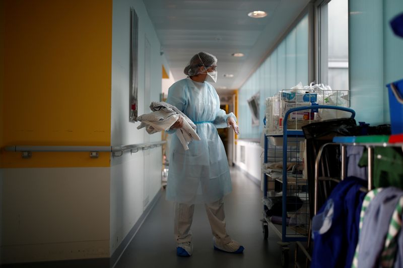 &copy; Reuters. LA FRANCE PROCHE DU MILLION DE CAS DE CORONAVIRUS, MACRON AUPRÈS DES PERSONNELS SOIGNANTS