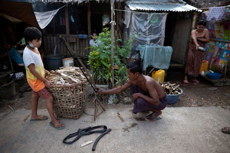 &copy; Reuters. Man prepares trap to catch rats for food during  a coronavirus lockdown  in Yangon