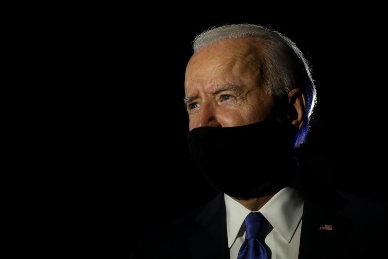 &copy; Reuters. U.S. Democratic presidential candidate Joe Biden looks on as he talks to reporters while leaving, following the final 2020 U.S. presidential campaign debate, at Nashville International Airport in Nashville