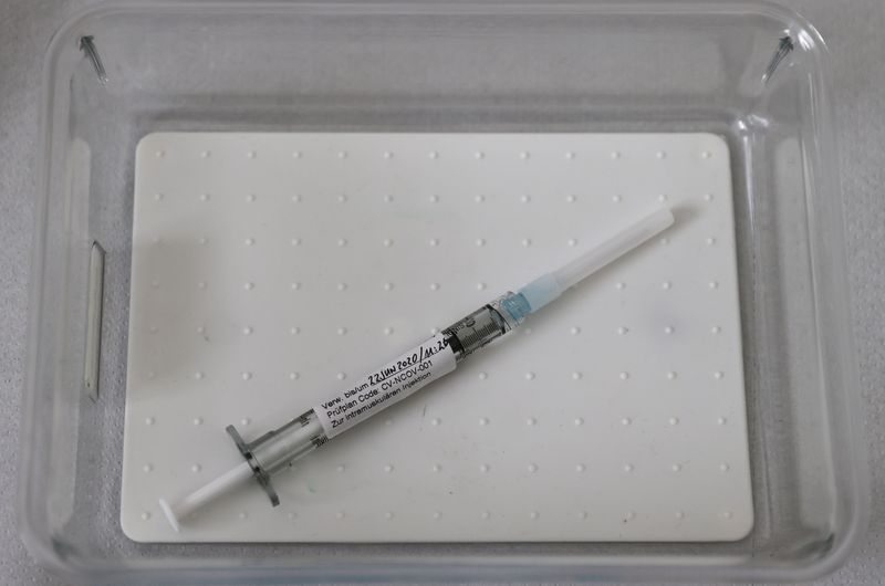 &copy; Reuters. Una siringa che continee il vaccino contro il nuovo coronavirus dell&apos;azienda di biotecnologie tedesca CureVac, pronta per essere utilizzata per la sperimentazione a Tubinga