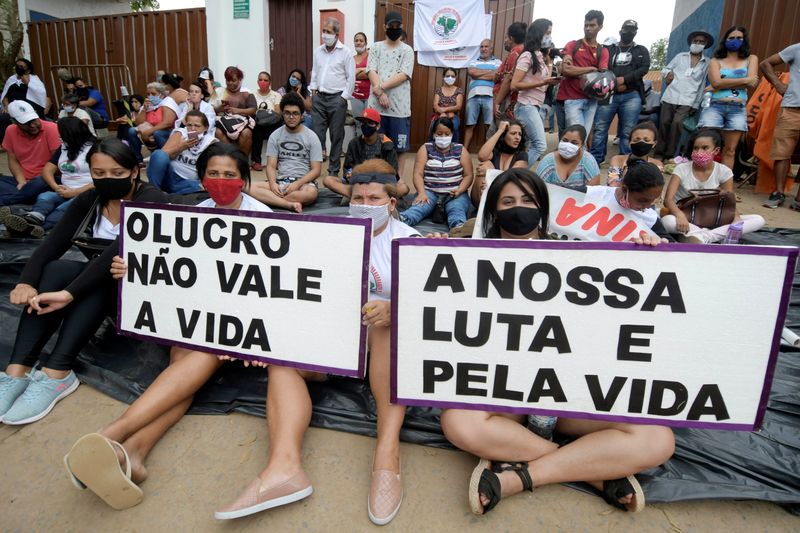 &copy; Reuters. Manifestantes protestam em sede da Vale em Brumadinho