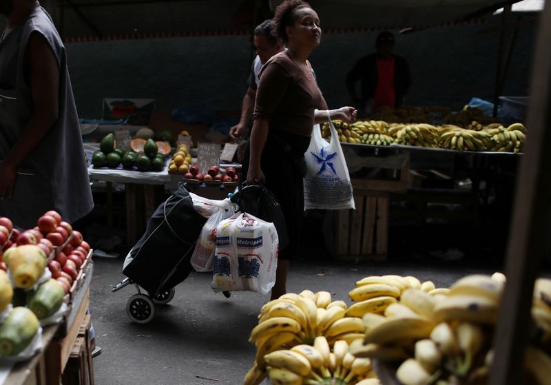 &copy; Reuters. Consumidores fazem compras em feira no Rio de Janeiro